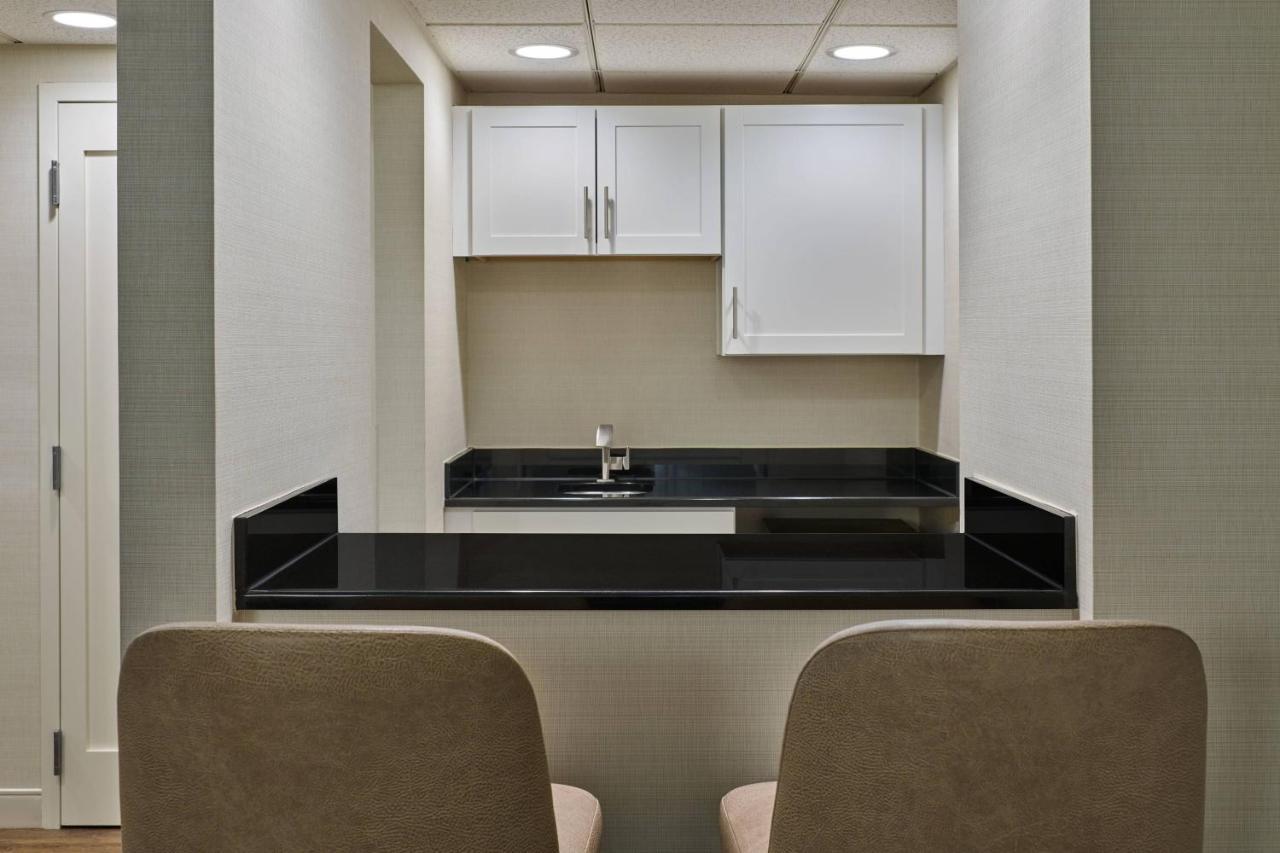 Delta Hotels By Marriott Muskegon Convention Center Bagian luar foto