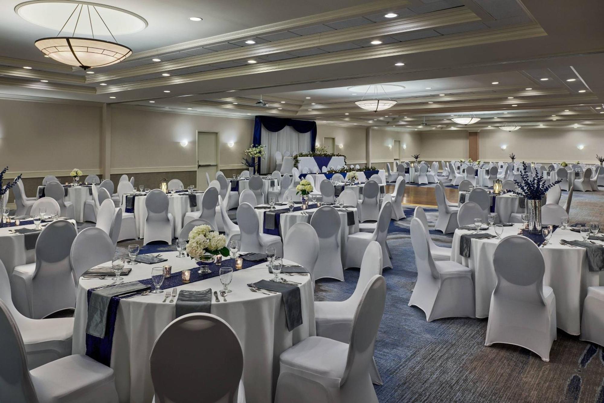 Delta Hotels By Marriott Muskegon Convention Center Bagian luar foto