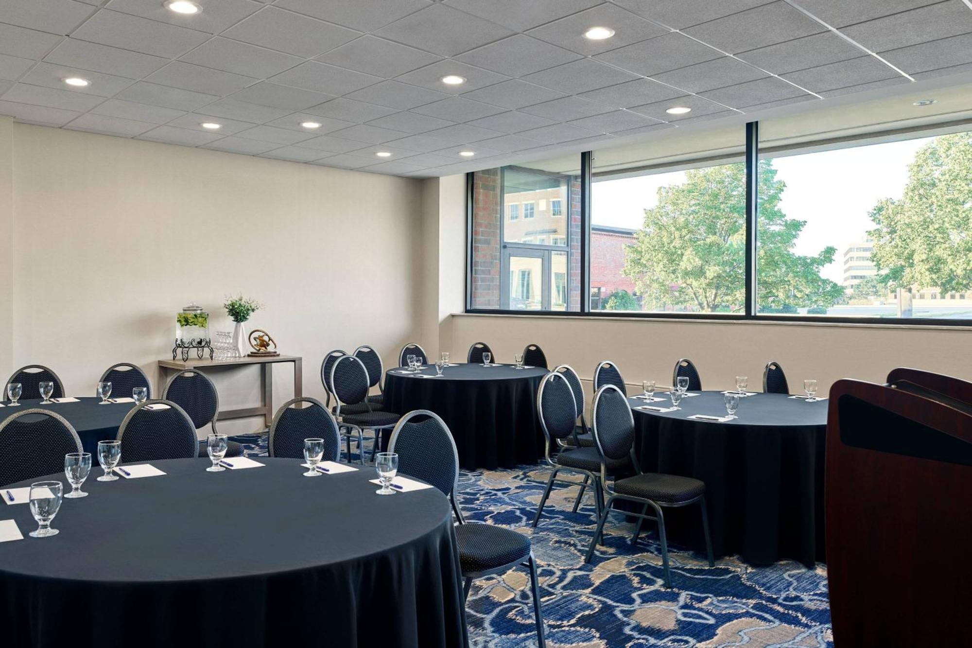 Delta Hotels By Marriott Muskegon Convention Center Bagian luar foto