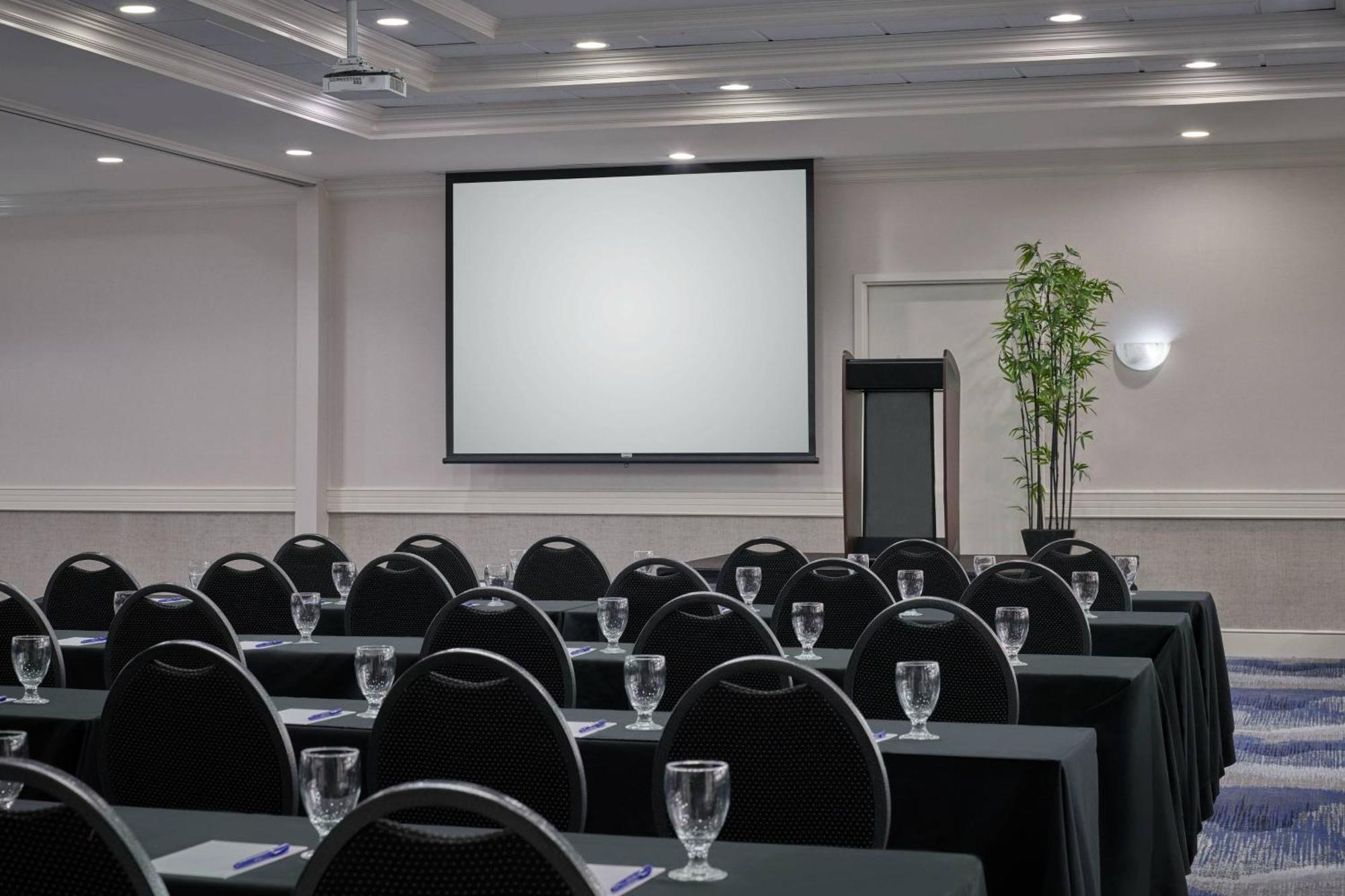 Delta Hotels By Marriott Muskegon Convention Center Bagian luar foto