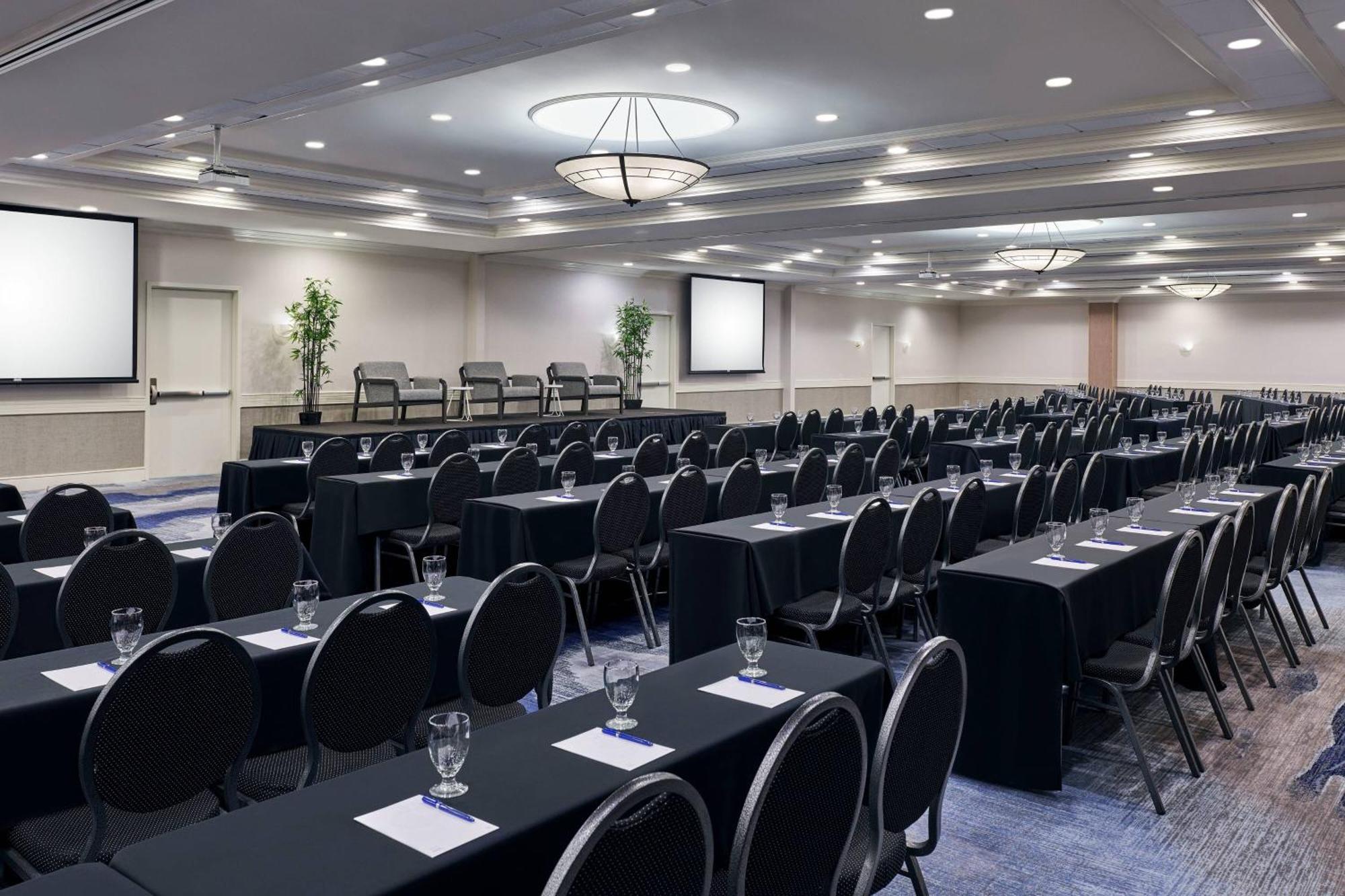 Delta Hotels By Marriott Muskegon Convention Center Bagian luar foto