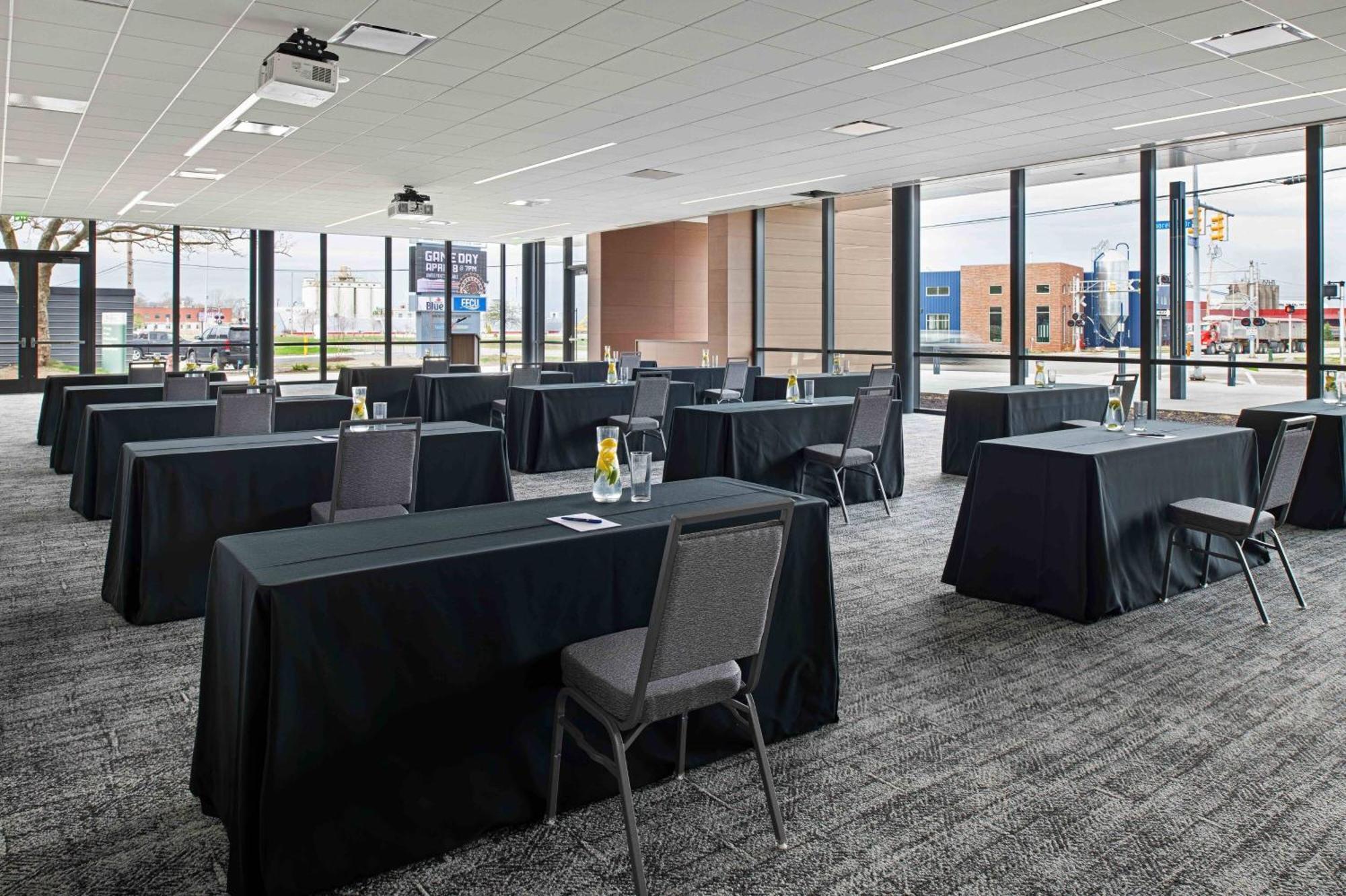 Delta Hotels By Marriott Muskegon Convention Center Bagian luar foto
